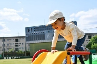 滑り台で遊ぶ子ども