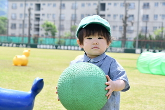 ボールをもつ男の子