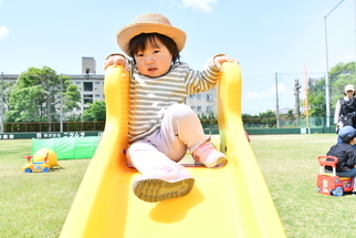 滑り台をすべる女の子