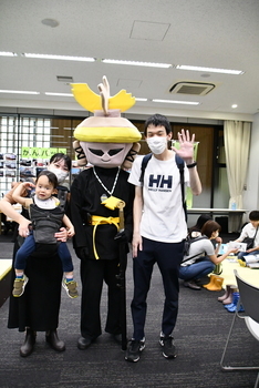 写真　ハニワこうていと撮影する親子