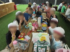 お弁当を食べる様子