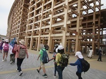 大屋根リングの横を歩く様子