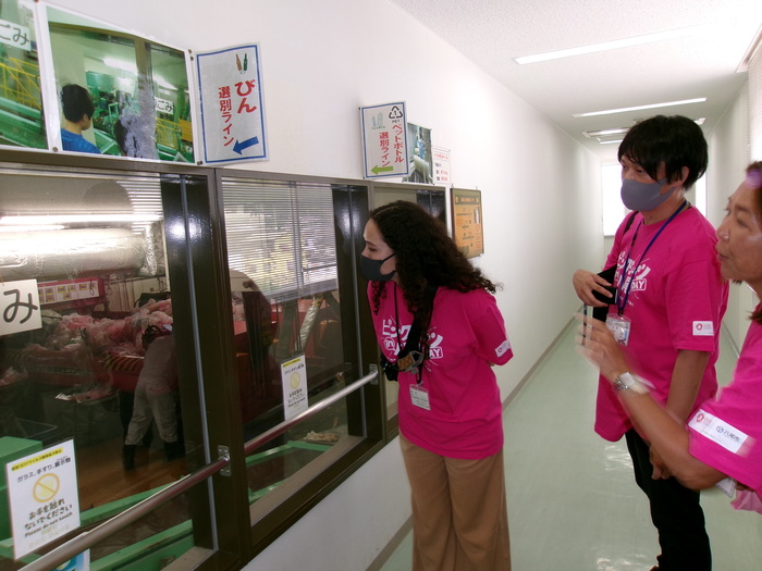 写真：選別レーンを見学している様子