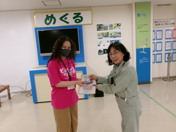 写真：お土産を渡している写真
