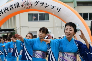 河内音頭を踊っている様子