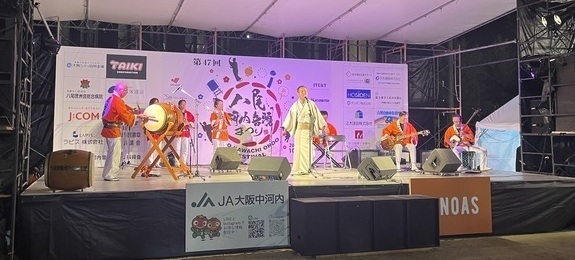 ステージの上で音頭をとっている写真
