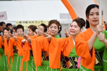 八尾河内音頭まつりのグランプリの様子五枚目