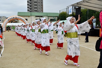 八尾河内音頭まつりのグランプリの様子二枚目