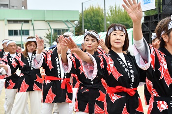 八尾河内音頭まつりのグランプリの様子三枚目