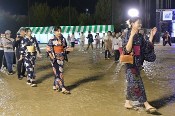 八尾河内音頭まつりの大盆踊り大会の様子二枚目