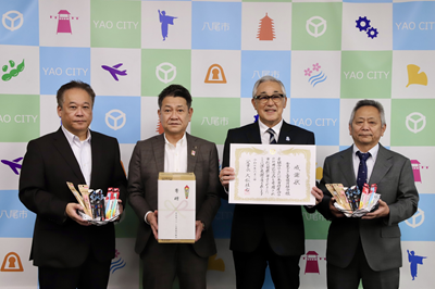 写真：大松市長　歯ブラシ寄贈にかかる感謝状贈呈式【全日本ブラシ工業協同組合様】での様子　6月2日