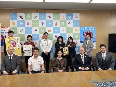 写真：大松市長　表敬訪問【八尾が世界に誇るわがまちオペラかわち歌しばい「美男におわす八尾地蔵」キャスト・スタッフの皆さん】での様子　6月17日