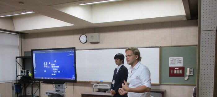 教育センター職員が株式会社アーテックの教材の活用状況について説明しています。