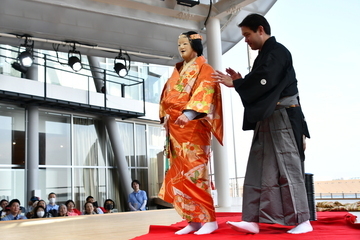 写真：装束を着ている女性