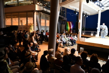 写真：綱の公演を見ている観客