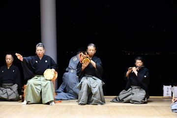 写真：綱の公演で能楽楽器を演奏している3人