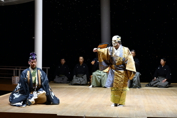 写真：綱の公演で演技している2人
