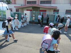 募金する子どもたち