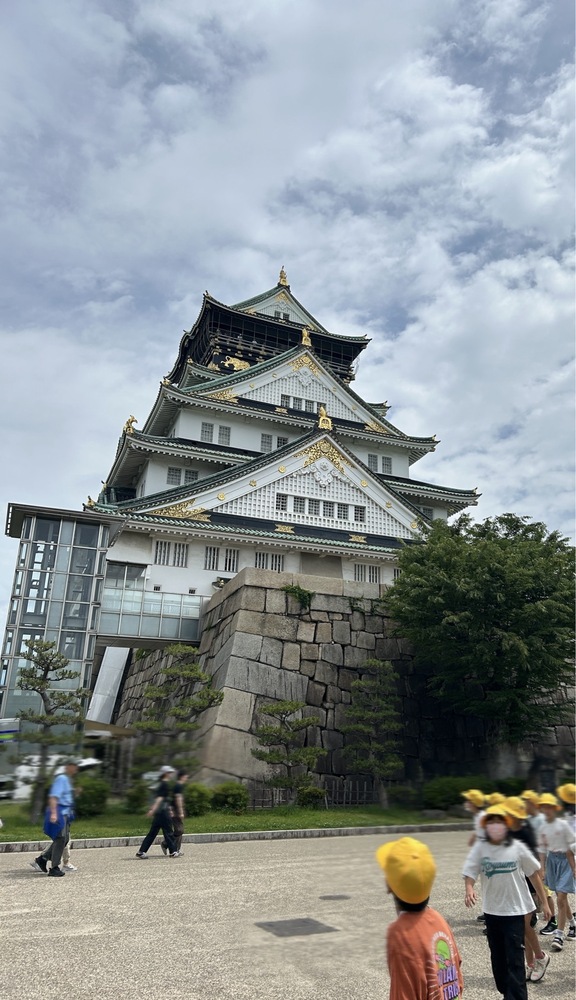大阪城が大きく見えます。