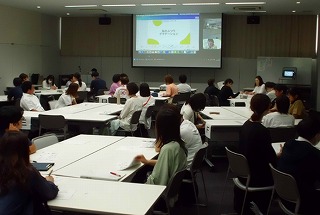 ワークショップを行えるようにグループで参加者が座っている様子
