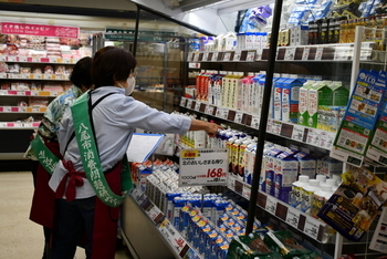 写真：牛乳類の点検