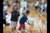ボール投げを楽しむ児童