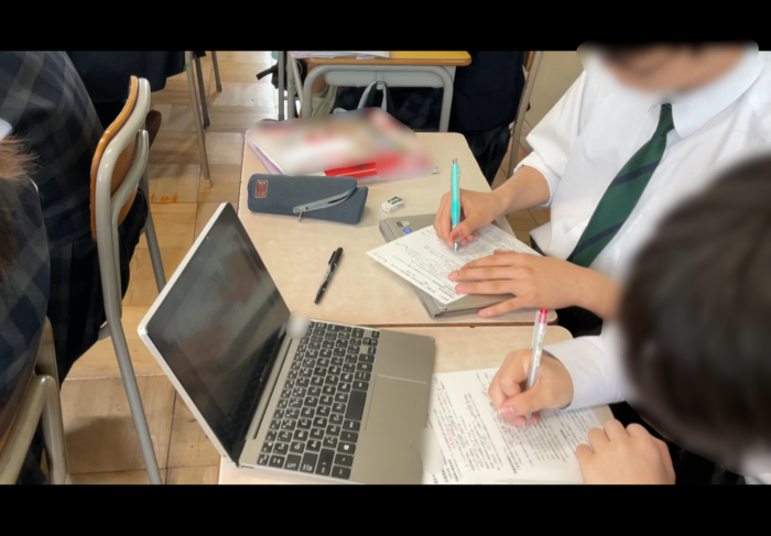 もくもくとプリントの穴埋めをしている様子