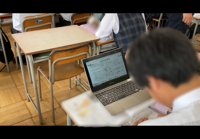 タブレットで社会の資料を読んでいる様子