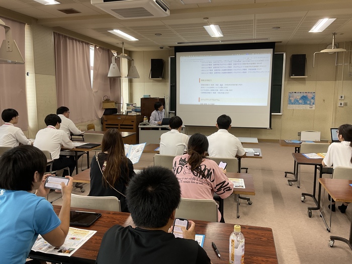 教職員が大学教授の話を聞いている様子