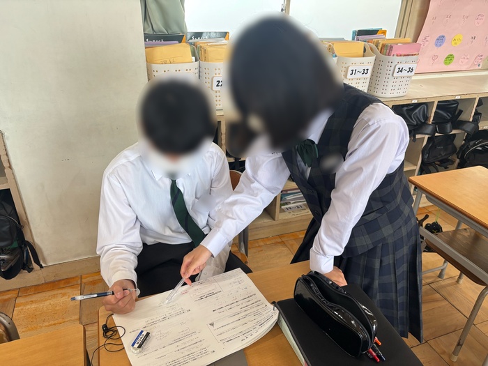 教え合いによって学習者同士が協力している様子