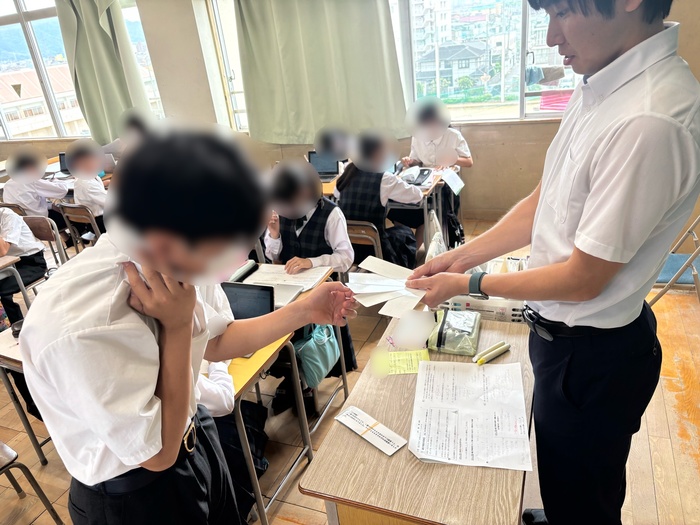 クエスチョンカードを受け取る様子