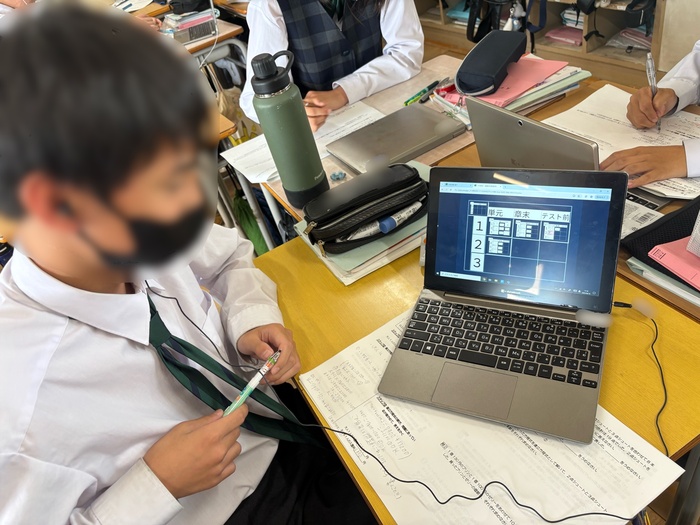 シンキングツールを活用して授業内容を工夫してまとめている様子