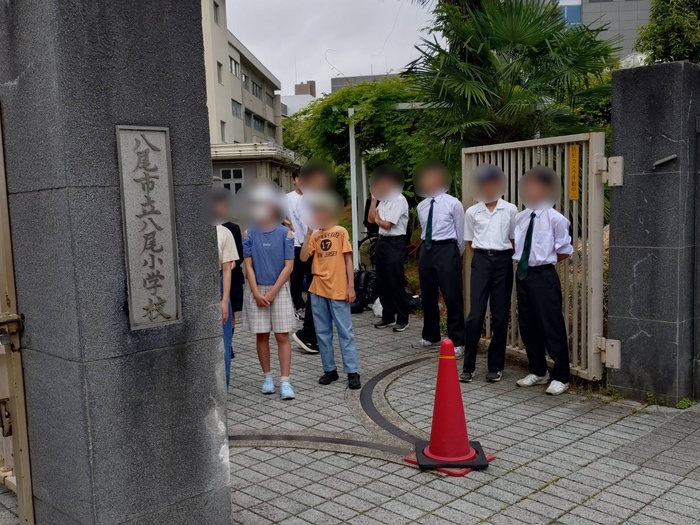 八尾小学校で小中合同あいさつ運動をしている様子