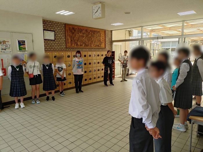 安中小学校であいさつ運動をしている様子1