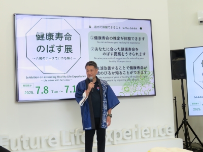 写真：大松市長　万博・健康寿命のばす展での様子　7月11日