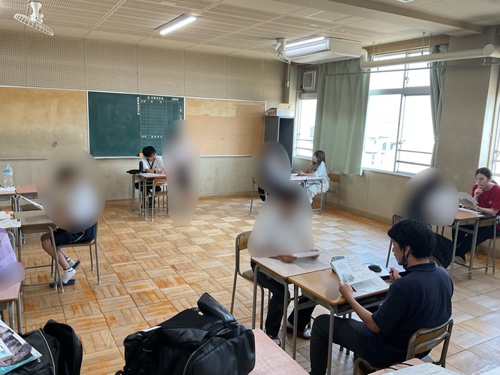13人の生徒ががんばっている様子