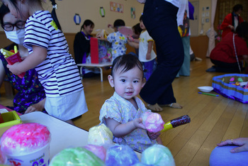 かき氷とチョコバナナを手に笑顔の幼児