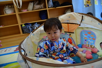 魚のボールプールで遊ぶ幼児