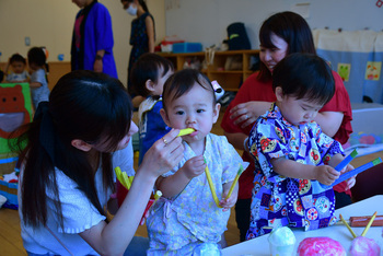 フライドポテトを食べる幼児