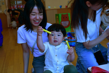 フライドポテトをつかむ児童と笑顔の親