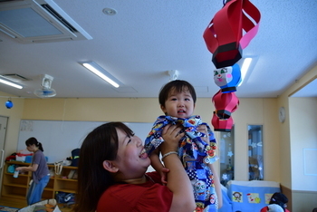お手製提灯と笑顔の親子