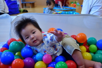 ボールプールに入る幼児
