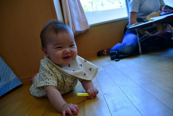 フライドポテトを手に笑顔の赤ちゃん
