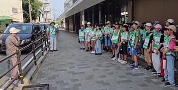 校歌を歌う児童