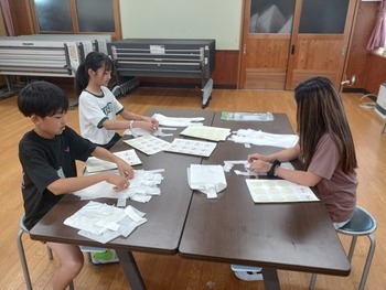 ラベル貼り作業の様子