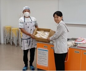トウモロコシを渡す1