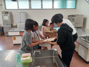 トウモロコシを渡す3