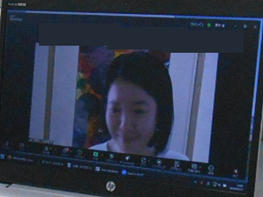佐藤香代さんがオンラインでお話をしてくださっている写真