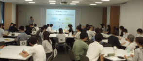 参加者が吉川さんのお話を聞いている写真
