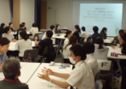 話し合っている参加者の写真